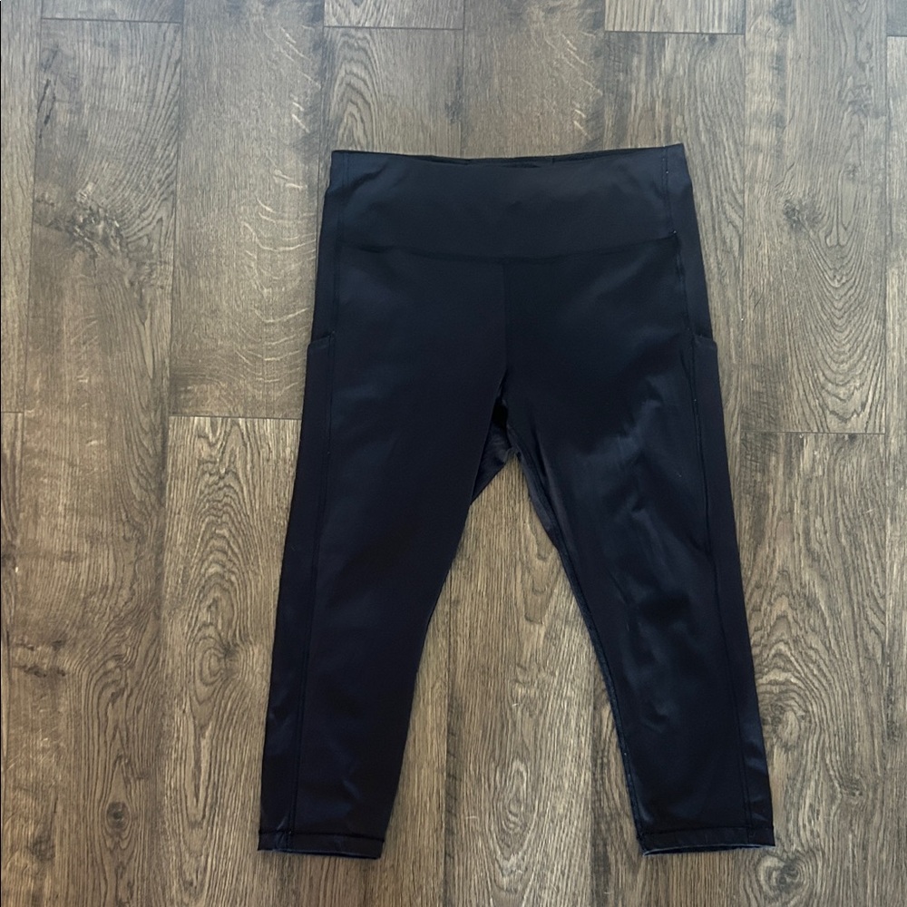 ATHLETA “ULTIMATE STASH POCKET” women’s black capris
